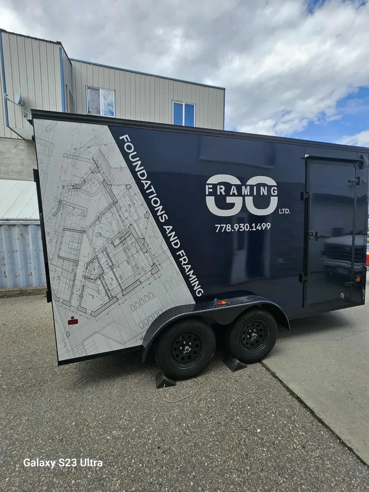 Utility trailer with printed side graphics